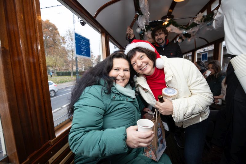 Tramvaj vánočně frčela již po desáté!