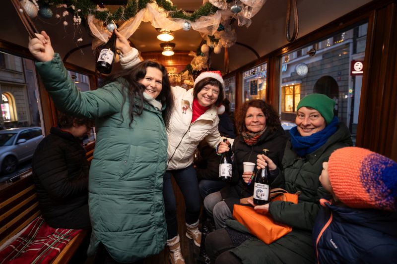 Tramvaj vánočně frčela již po desáté!