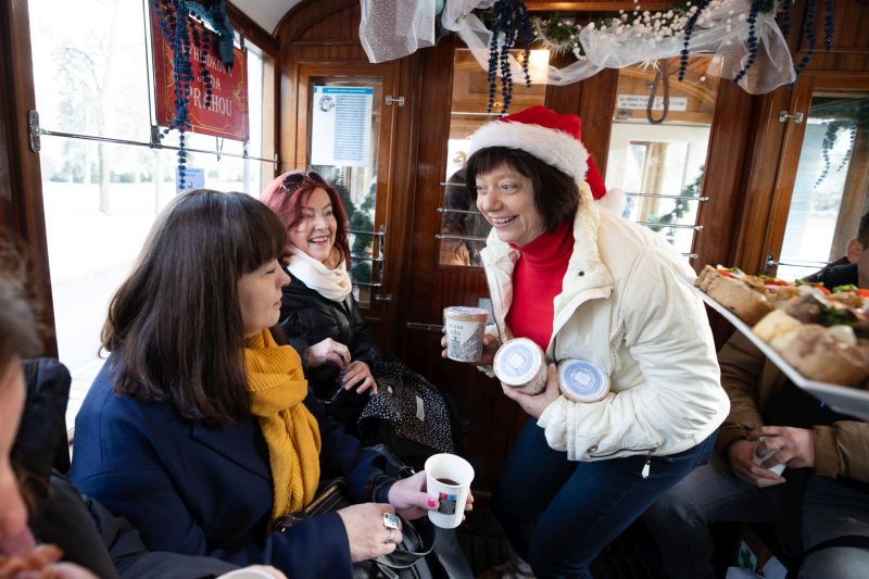 Tramvaj vánočně frčela již po desáté!