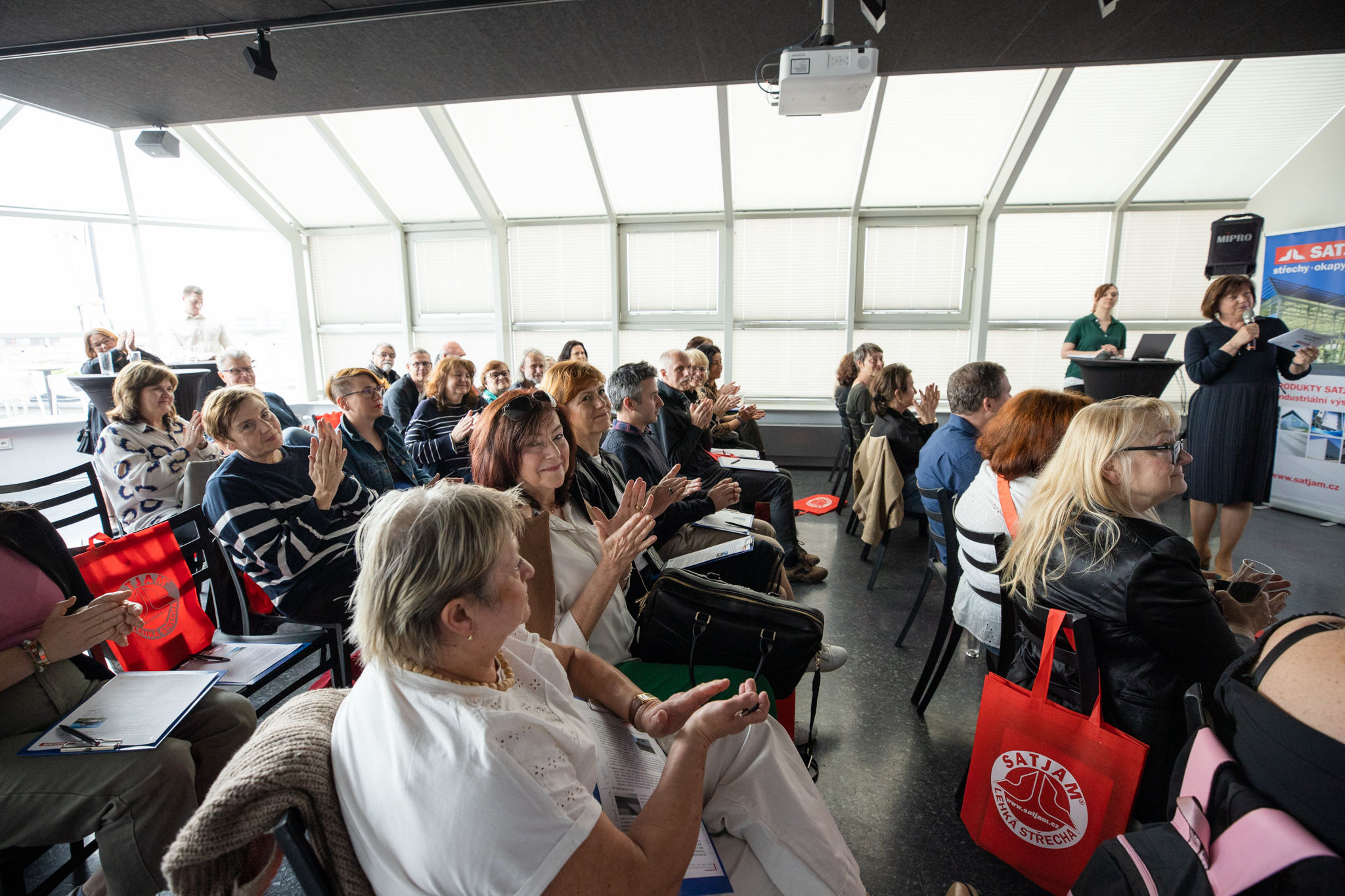 Jak na plechovou střechu? Pod dohledem čtyř císařů, které rozmluvila AI!