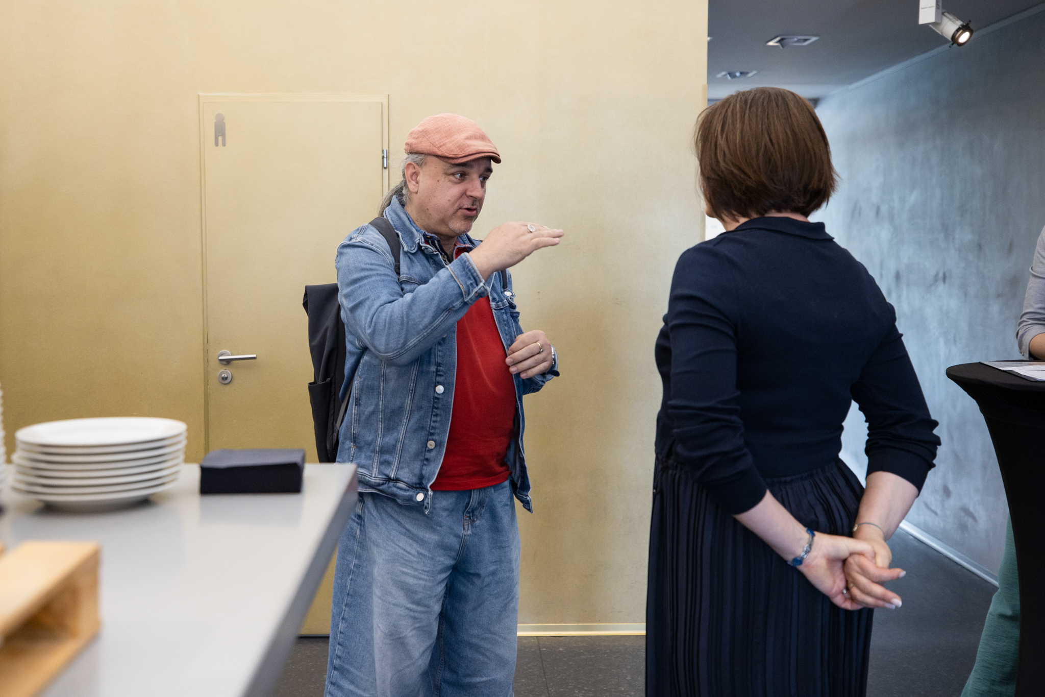 Jak na plechovou střechu? Pod dohledem čtyř císařů, které rozmluvila AI!