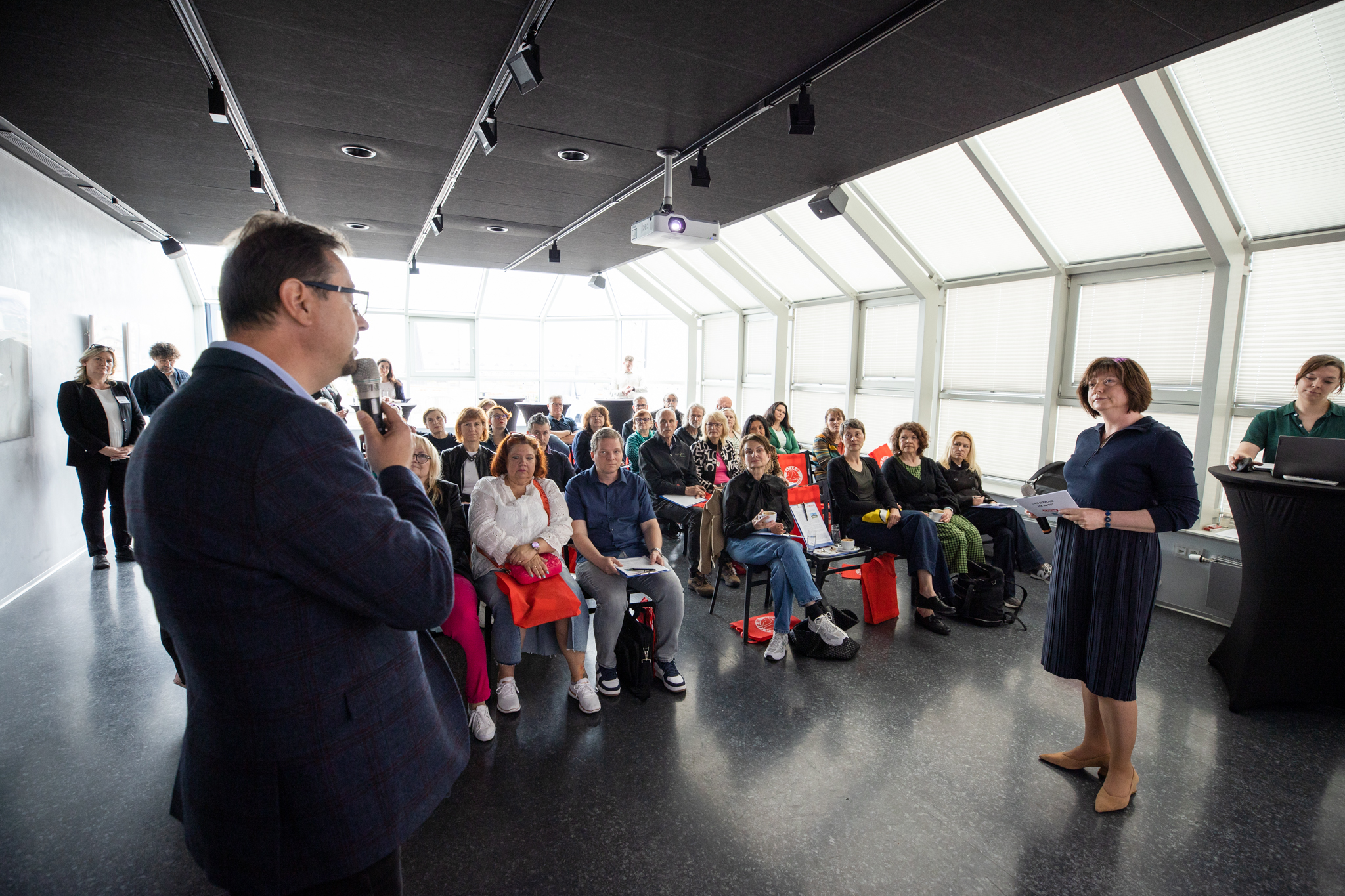 Jak na plechovou střechu? Pod dohledem čtyř císařů, které rozmluvila AI!