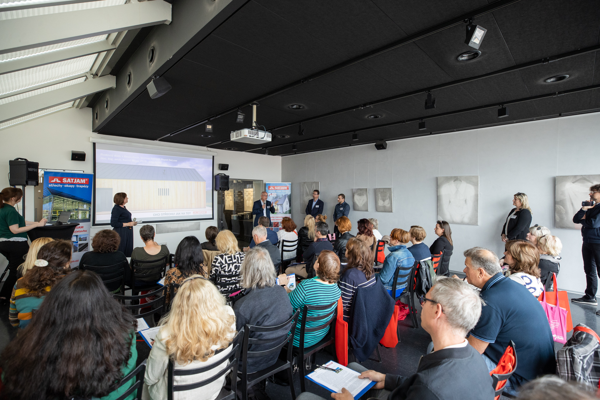 Jak na plechovou střechu? Pod dohledem čtyř císařů, které rozmluvila AI!