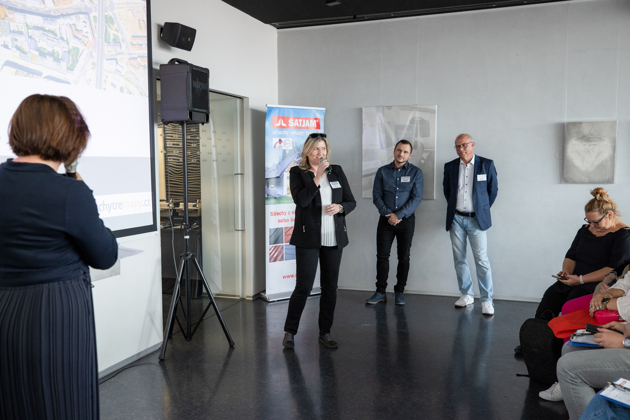 Jak na plechovou střechu? Pod dohledem čtyř císařů, které rozmluvila AI!