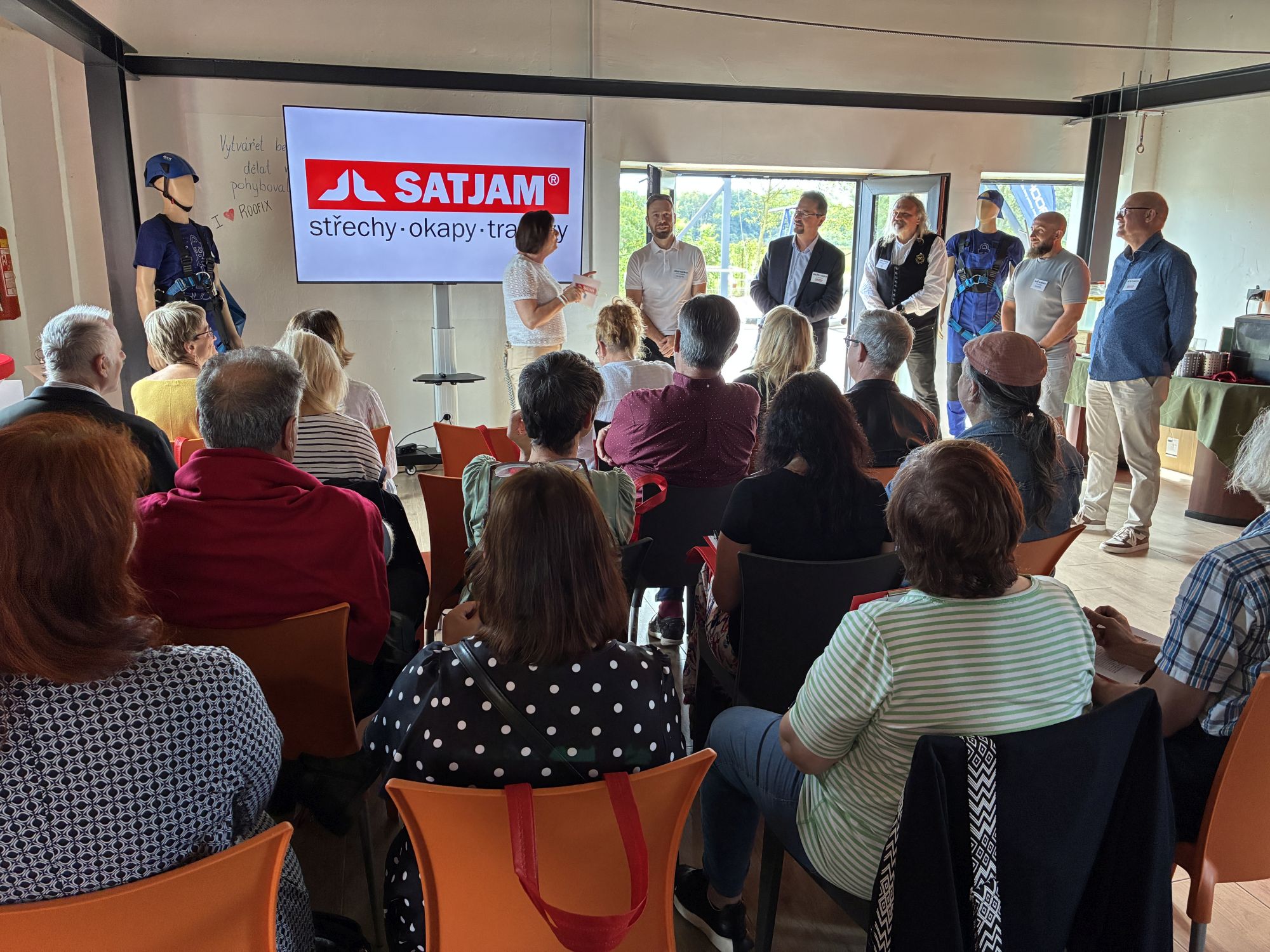 Plechové střechy, adrenalin i bezpečí… a k tomu dávka architektury a nečekaných zážitků