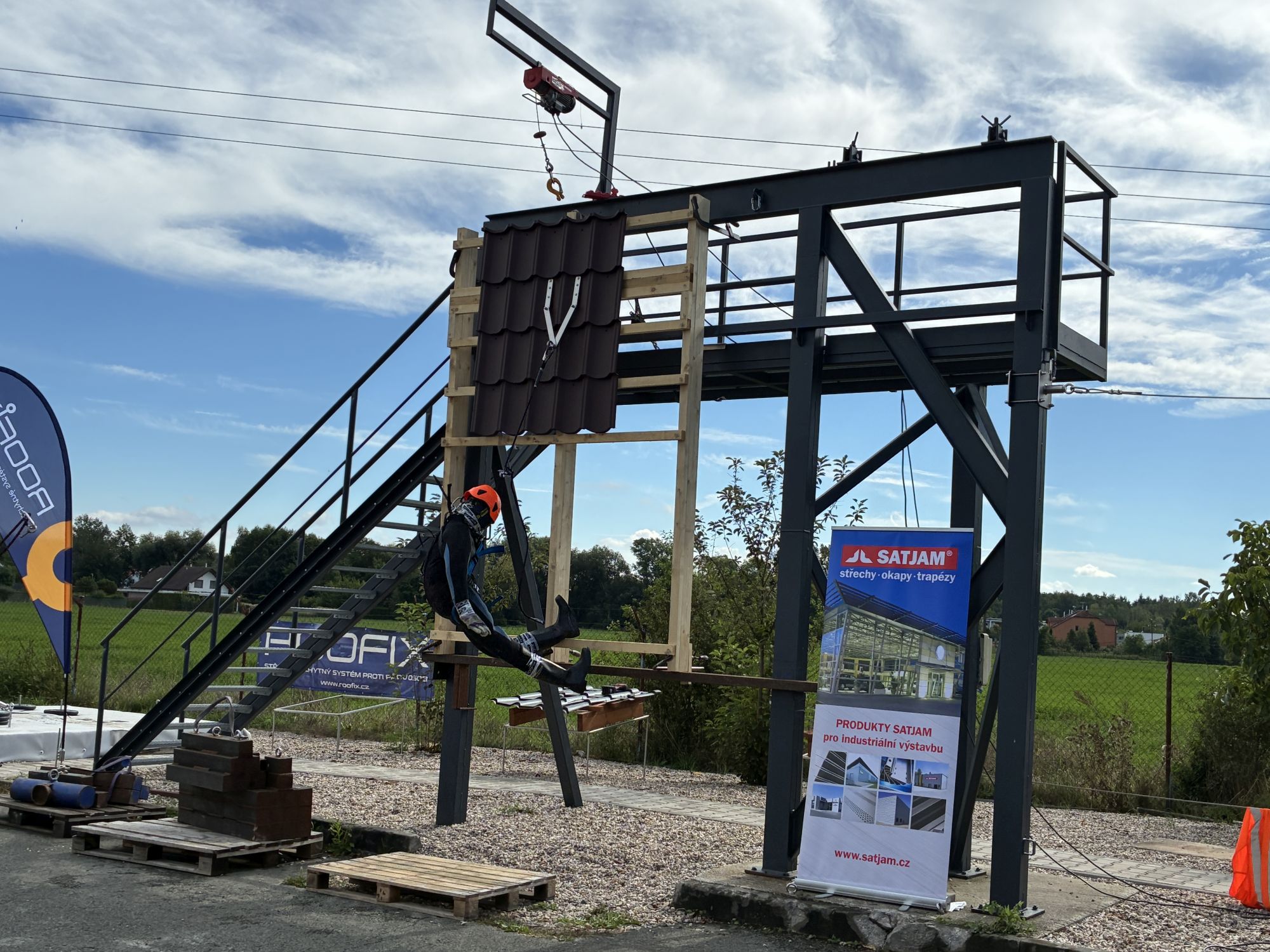 Plechové střechy, adrenalin i bezpečí… a k tomu dávka architektury a nečekaných zážitků