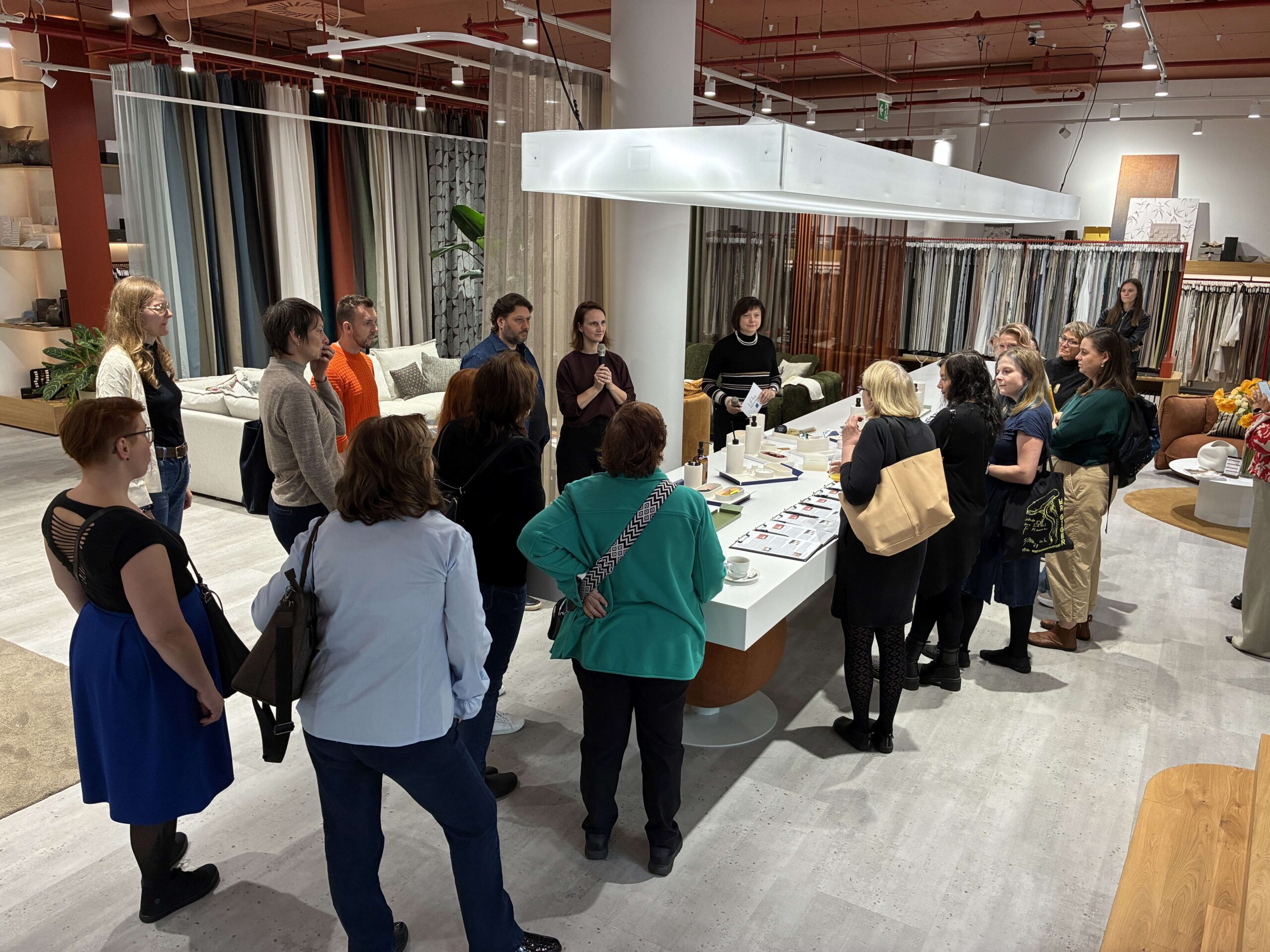 S novináři na vlně rituálu