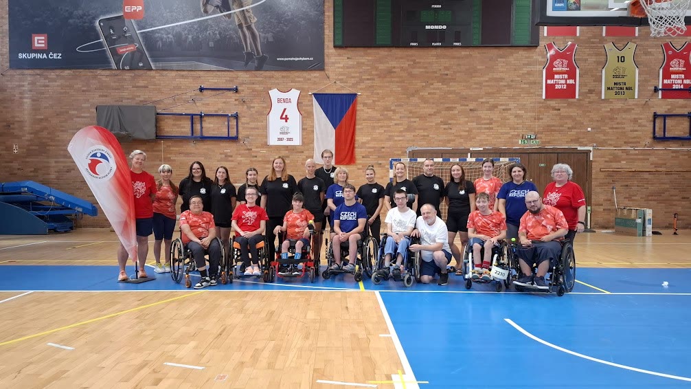 Skupinová fotka českého boccia týmu v hale