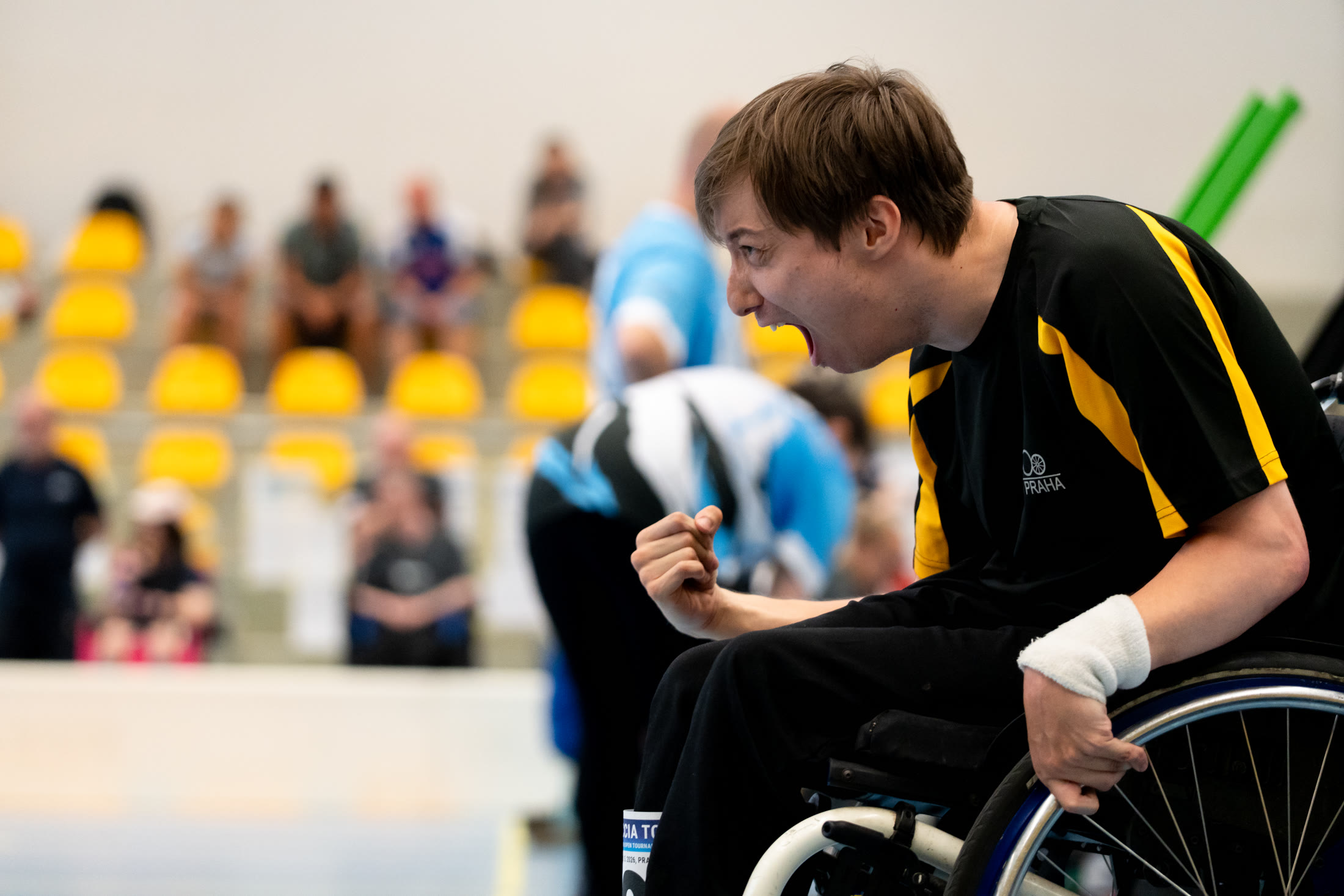 Fotografové a novináři focí hráče boccia po zápase