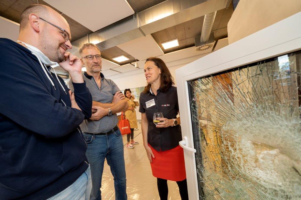 TK Klidea test rozbiti skla okno Klidea s folii detail 9 foto zdroj VEKRA