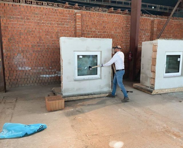 S kladivem ve skladovací hale … i takhle chystáme tiskovou konferenci!