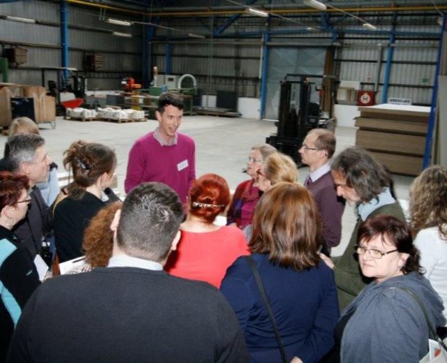 MEZI VRSTVY LAKU LÁKALA FIRMA DŘEVOJAS